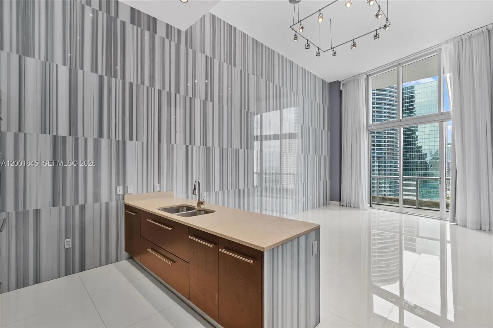 1 bedroom 1 bath for sale at 475 Brickell Ave # 2812, Miami FL 33131