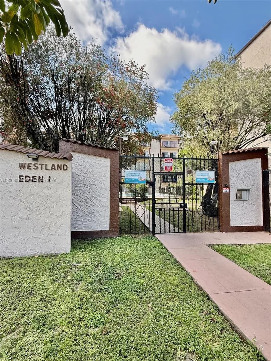 1950 W 54th St # 115, Hialeah FL 33012