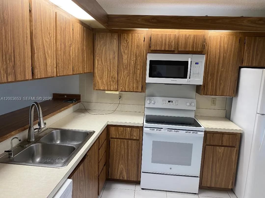 1701 Whitehall Dr # 403, Davie FL 33324