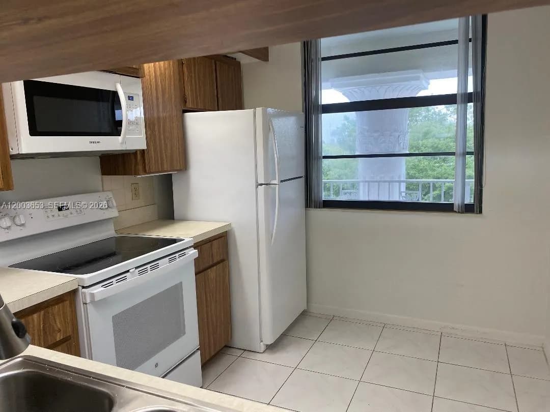 1701 Whitehall Dr # 403, Davie FL 33324