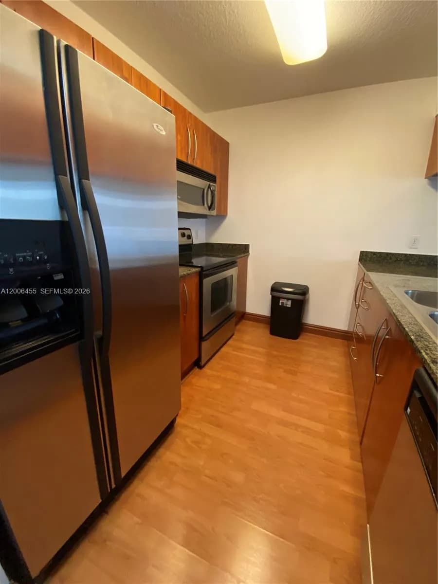 1 bedroom 1 bath for sale at 1200 Brickell Bay Dr # 1914, Miami FL 33131
