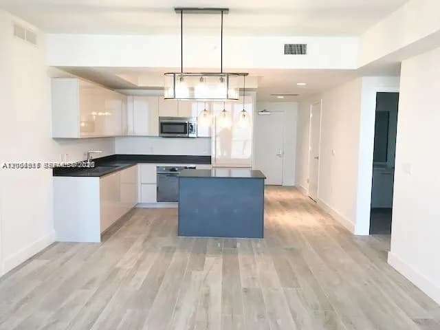 2 bedroom 2 bath for sale at 1010 Brickell Ave # 4609, Miami FL 33131