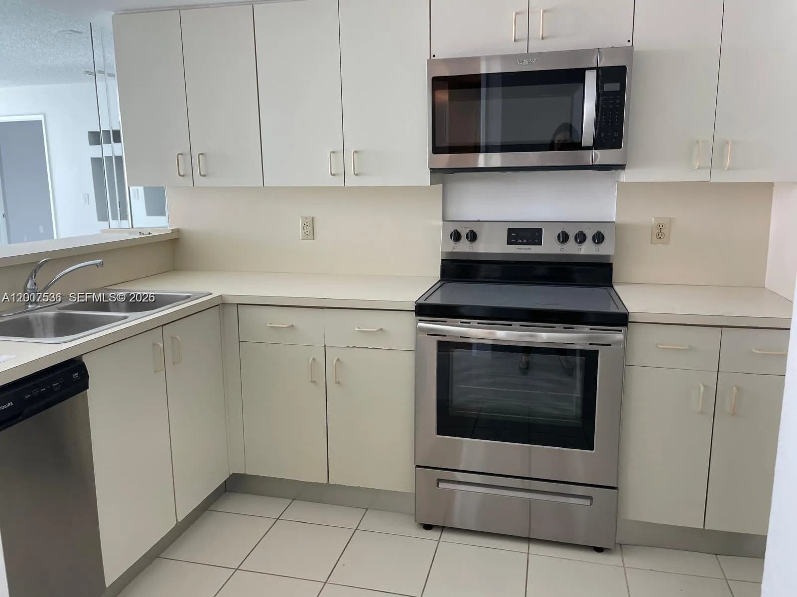 1 bedroom 1 bath for sale at 5880 Collins Ave # 1006, Miami Beach FL 33140