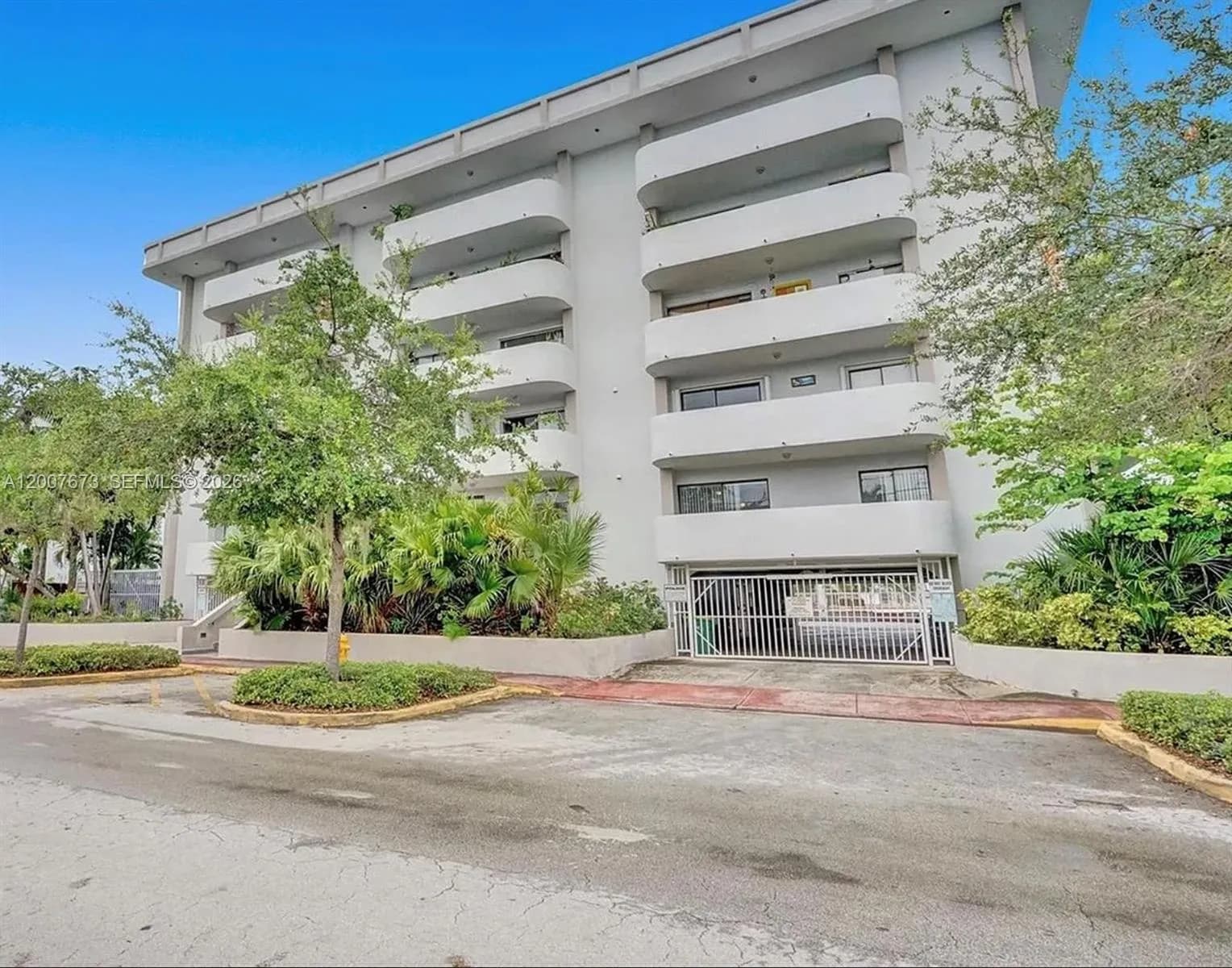 1 bedroom 2 bath for sale at 110 S Shore Dr # 5B, Miami Beach FL 33141