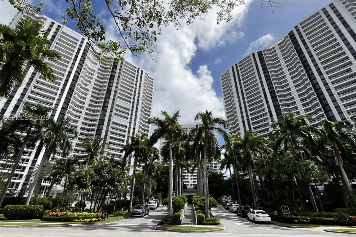 21150 Point Pl # 1202, Aventura FL 33180
