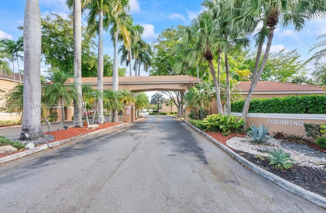 3 bedroom 2 bath Residential for sale at 11461 Lakeview Dr # 8A, Coral Springs FL 33071