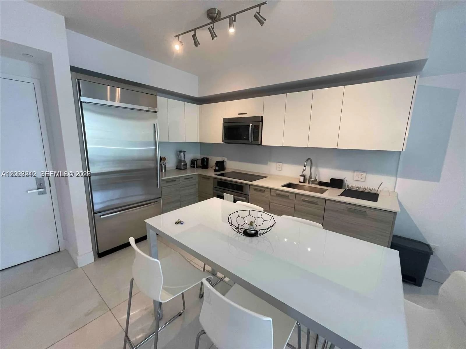 1 bedroom 1 bath for sale at 1300 Brickell Bay Dr # 2304, Miami FL 33131