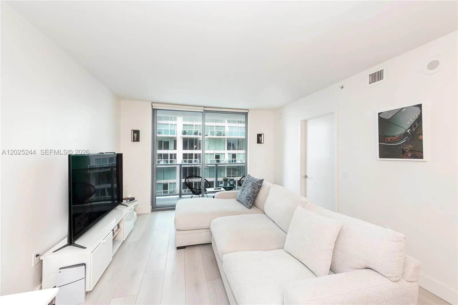 1 bedroom 1 bath for sale at 31 SE 6th St # 2506, Miami FL 33131