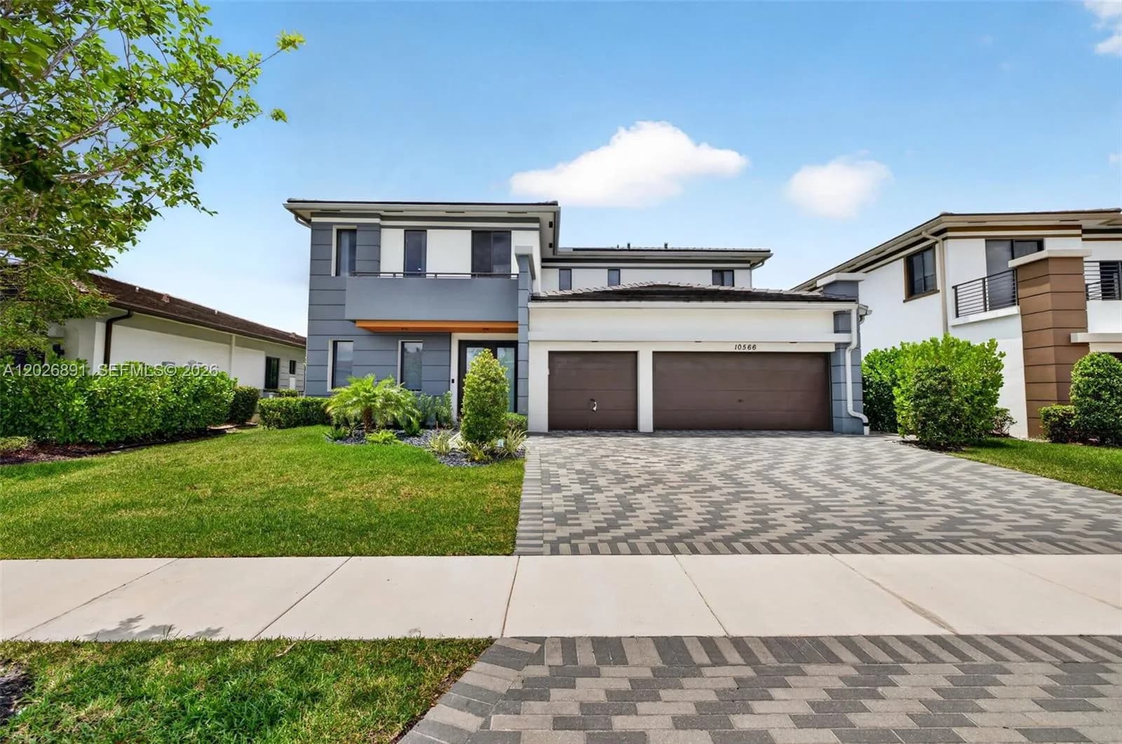 5 bedroom 4 bath Residential for sale at 10566 N Lago Vista Cir, Parkland FL 33076