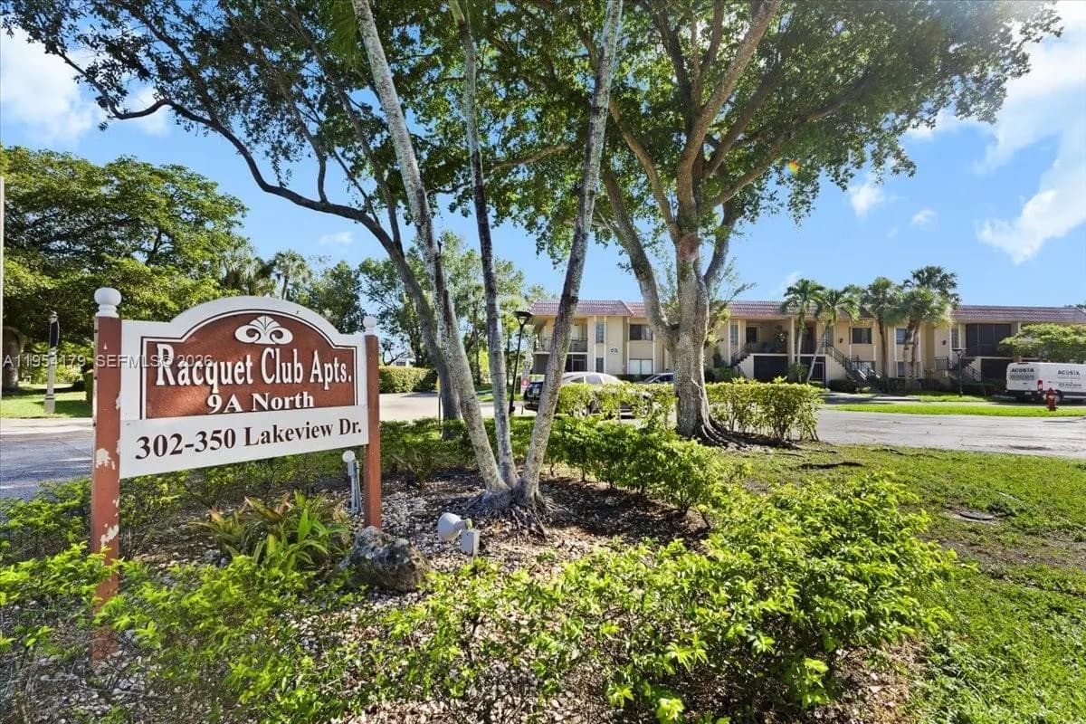302 Lakeview Dr # 203, Weston FL 33326