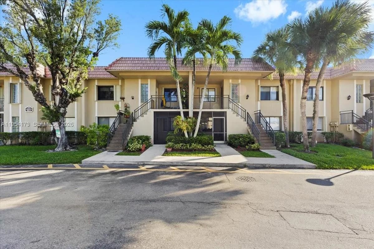 302 Lakeview Dr # 203, Weston FL 33326