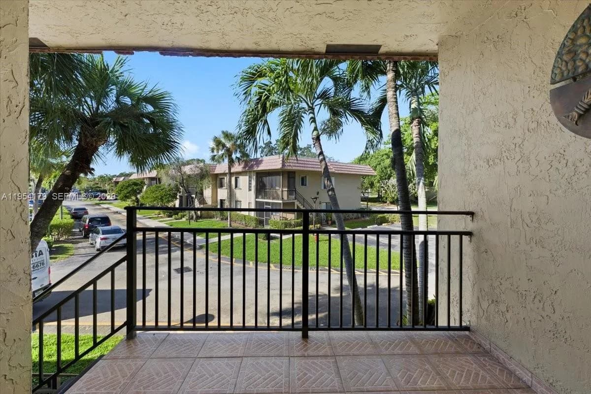 302 Lakeview Dr # 203, Weston FL 33326
