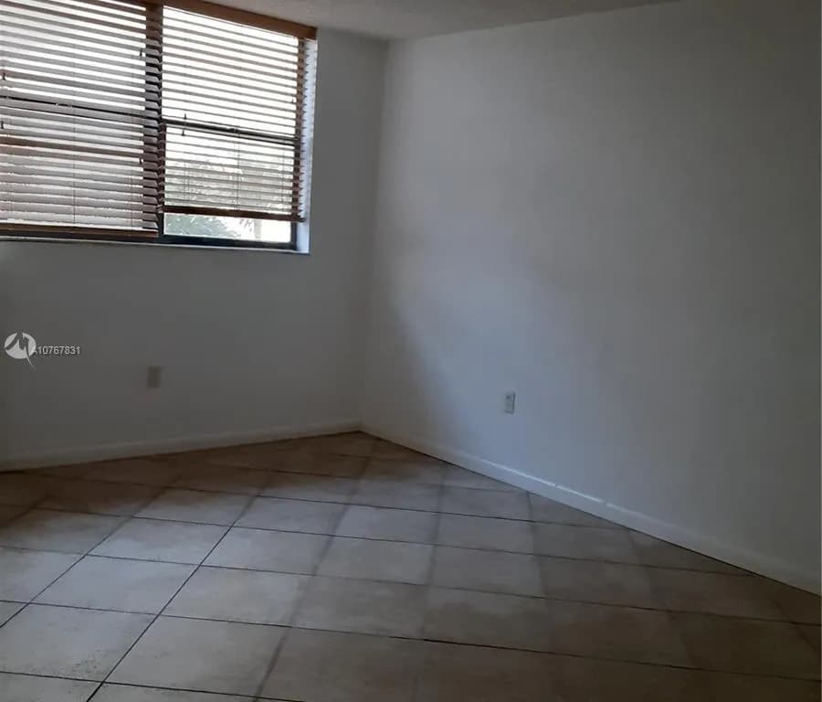 1621 Collins Ave # 208, Miami Beach FL 33139