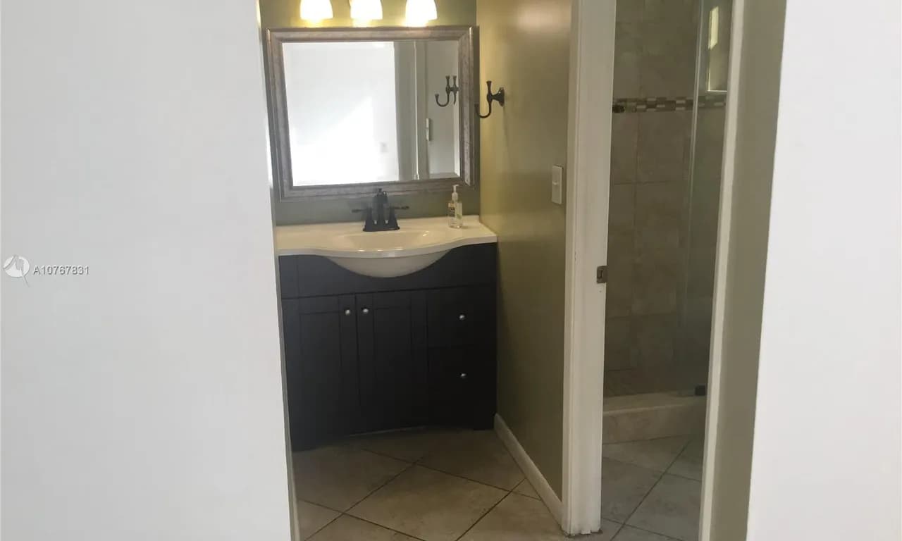 1621 Collins Ave # 208, Miami Beach FL 33139