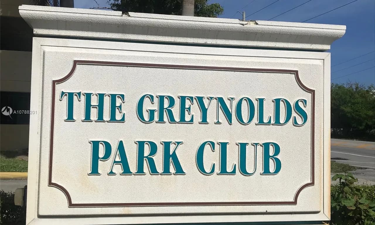 2 bedroom 2 bath for sale at 17890 W Dixie Hwy 202 Hwy # 202, North Miami Beach FL 33160