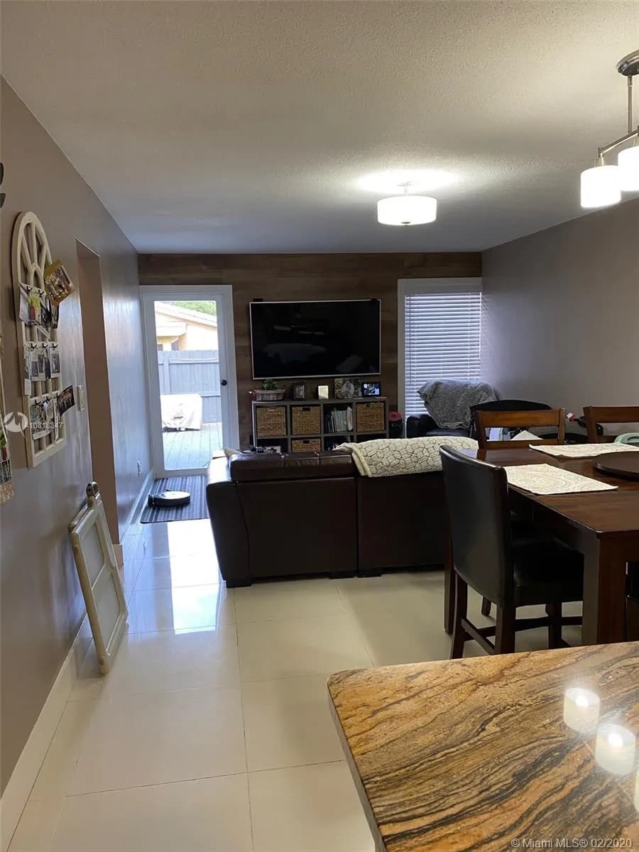 3905 Farragut St, Hollywood FL 33021