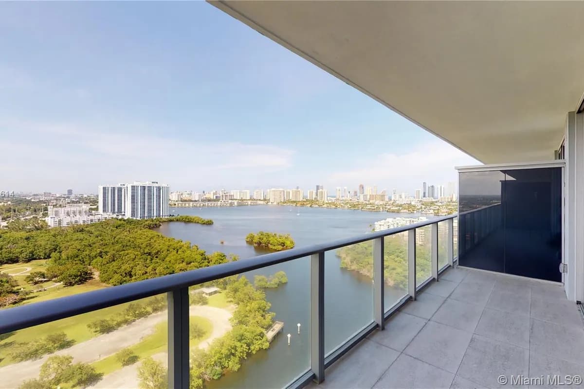 16385 Biscayne Blvd # 2104, North Miami Beach FL 33160