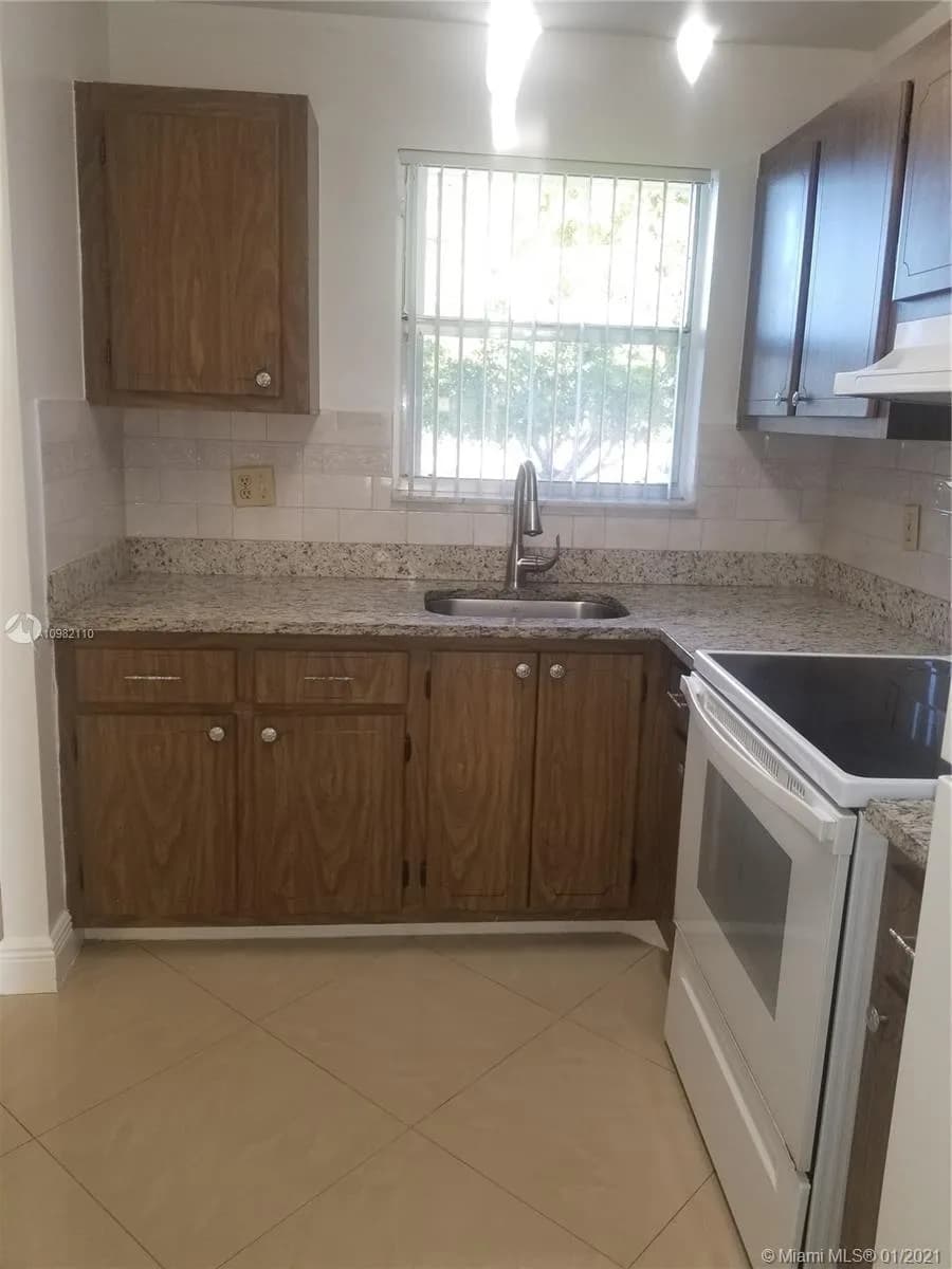 8450 Sunrise Lakes Blvd # 202, Sunrise FL 33322