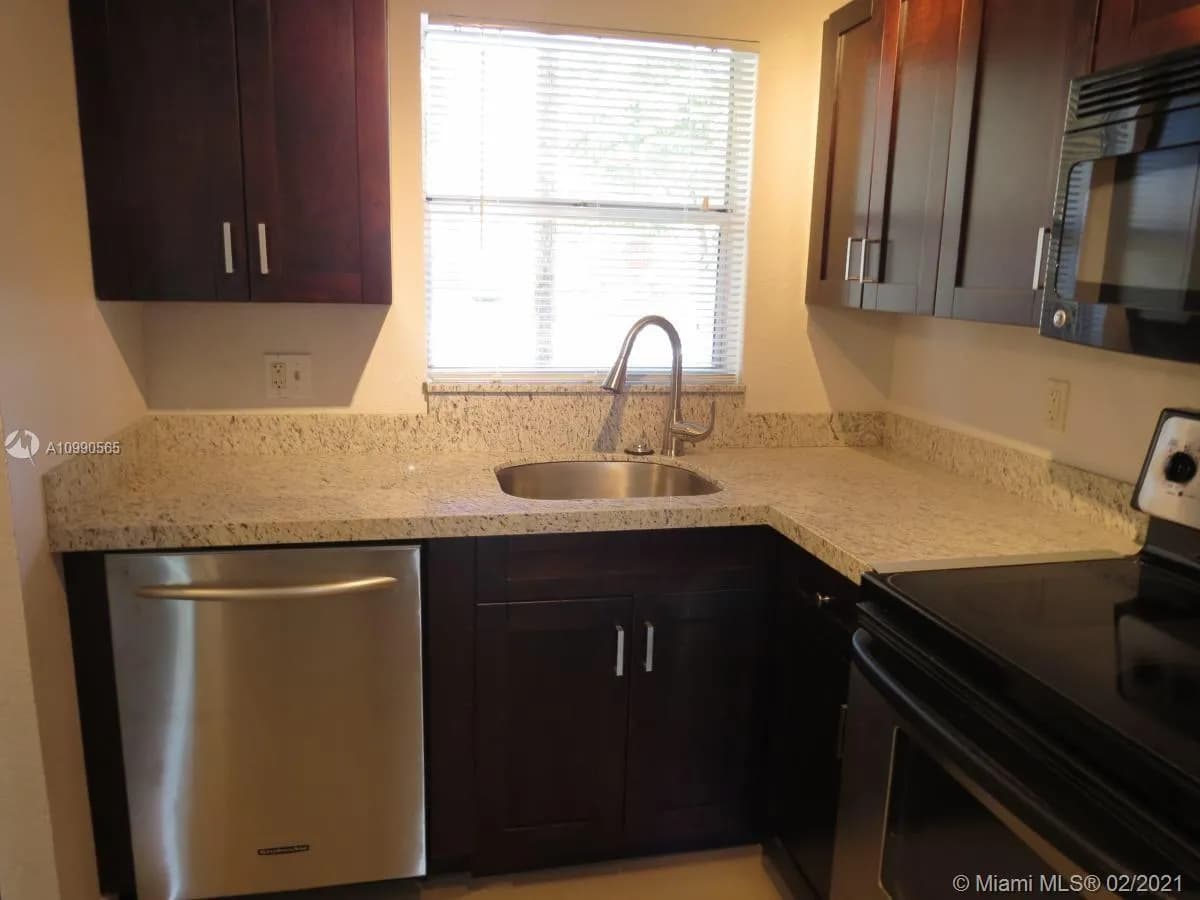 8285 Sunrise Lakes Blvd # 112, Sunrise FL 33322