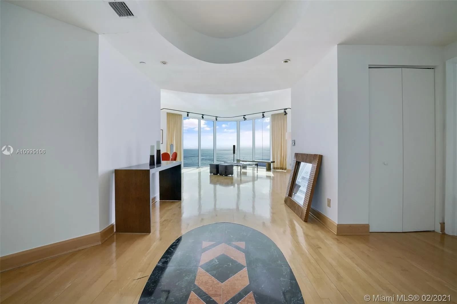 300 S Pointe Dr # 2201, Miami Beach FL 33139