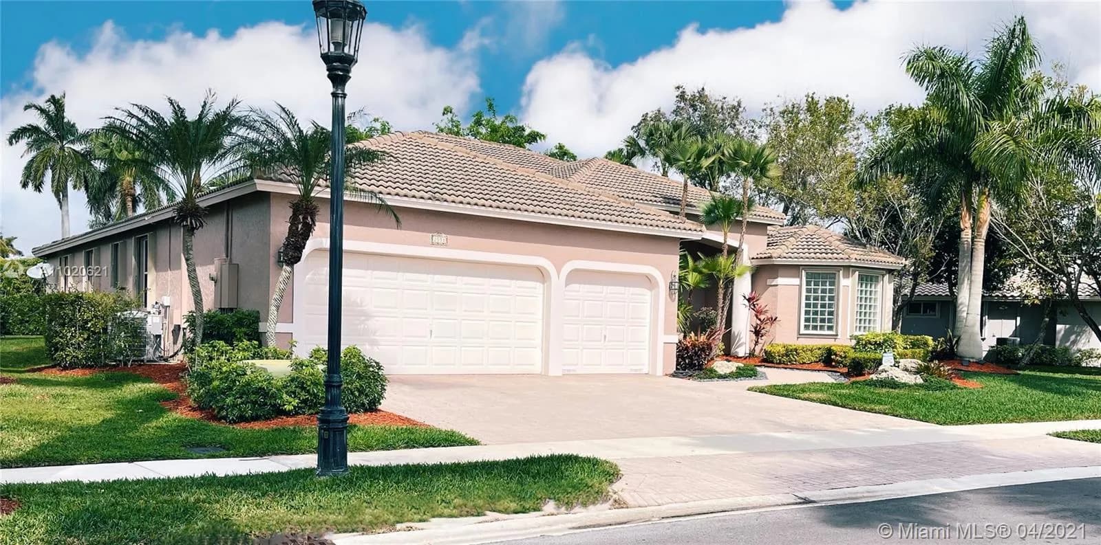 2558 Eagle Run Ln, Weston FL 33327