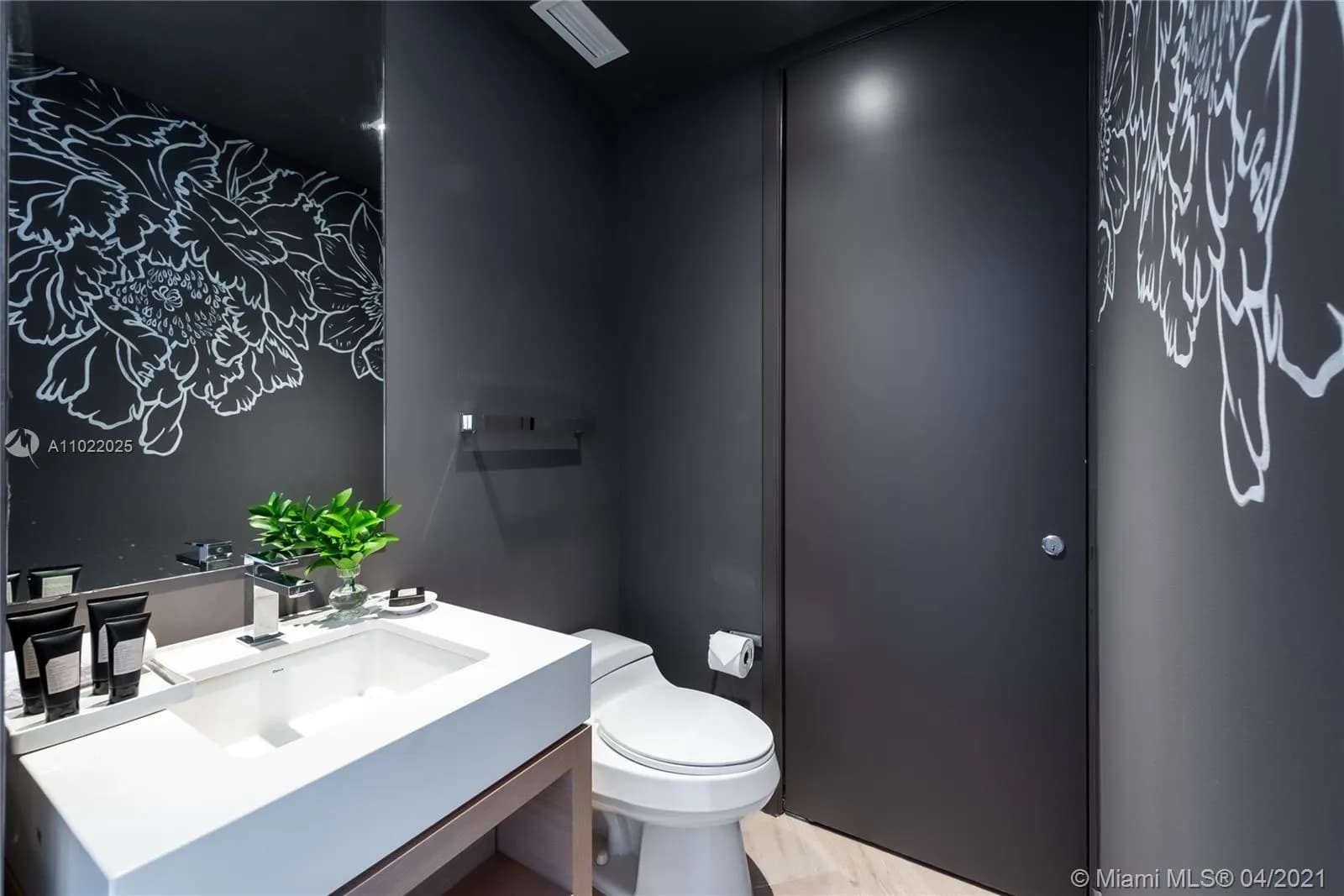 2201 Collins Ave # 1015, Miami Beach FL 33139