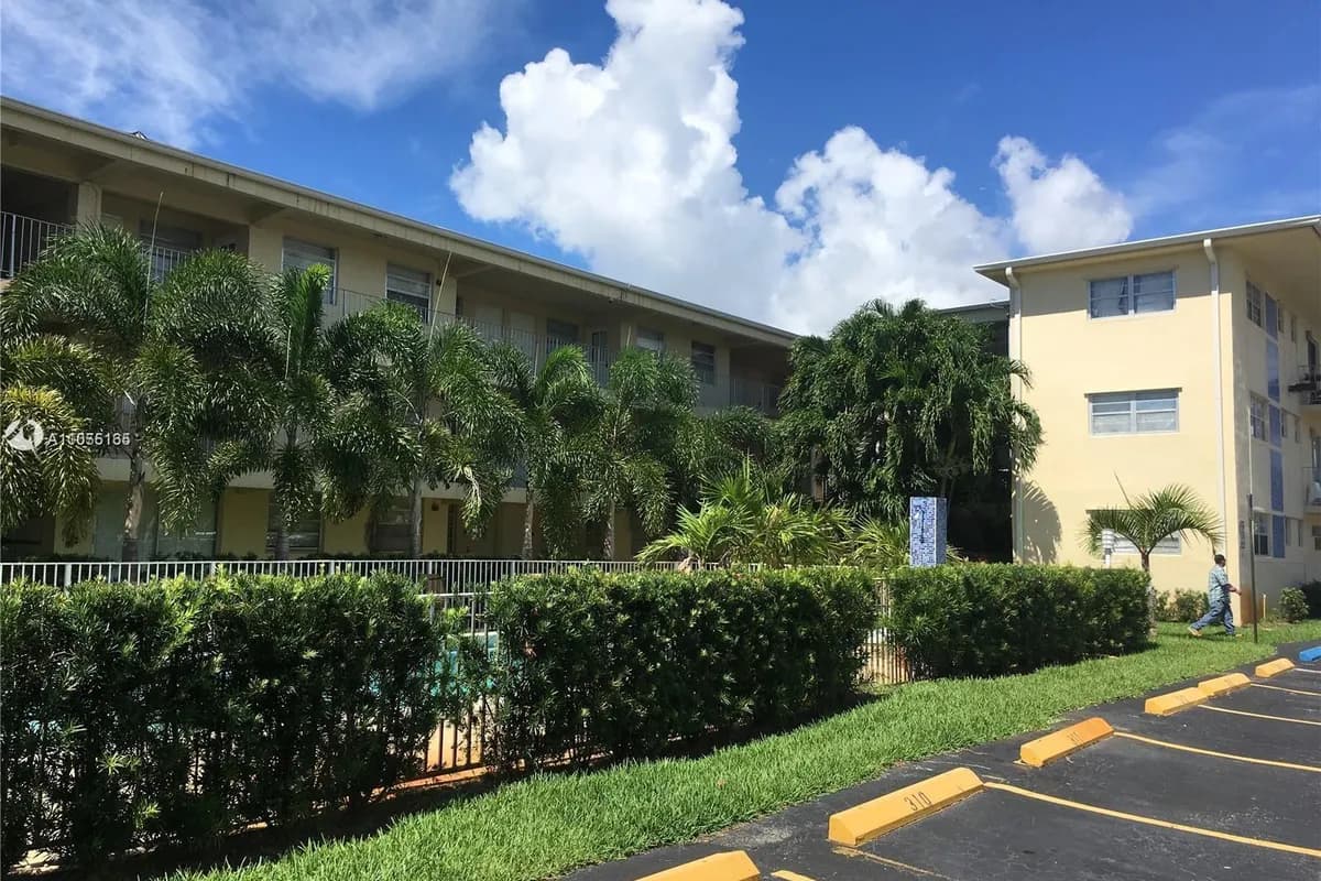 1100 NE 1st Ct # 106, Hallandale Beach FL 33009