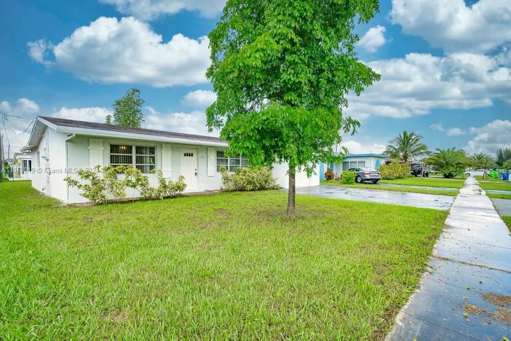 9550 NW 26th Pl, Sunrise FL 33322