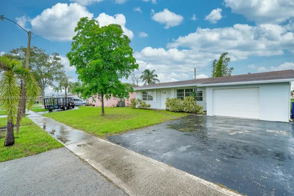 9550 NW 26th Pl, Sunrise FL 33322