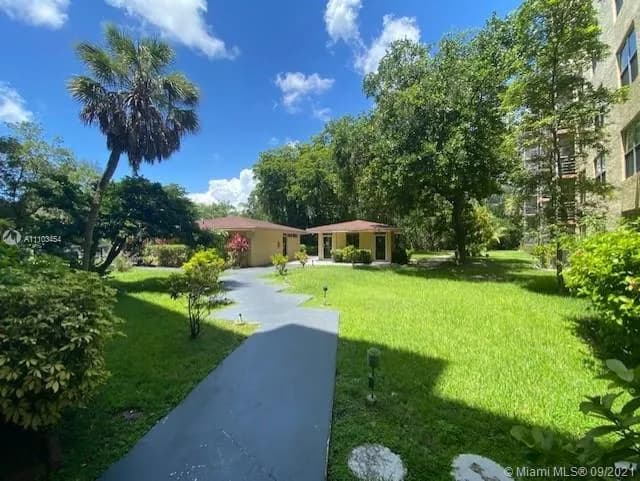2 bedroom 2 bath for sale at 17890 W Dixie Hwy # 212, North Miami Beach FL 33160