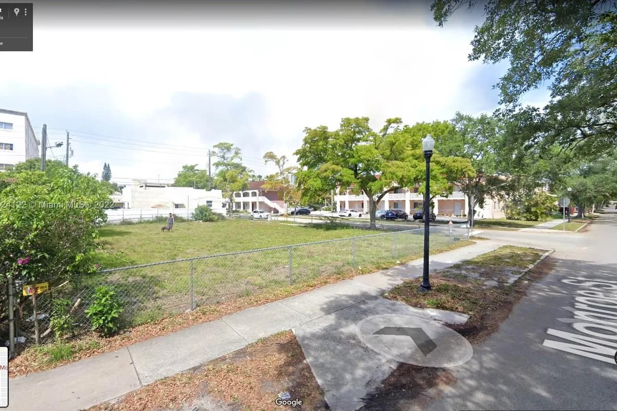 2001 Monroe St, Hollywood FL 33020