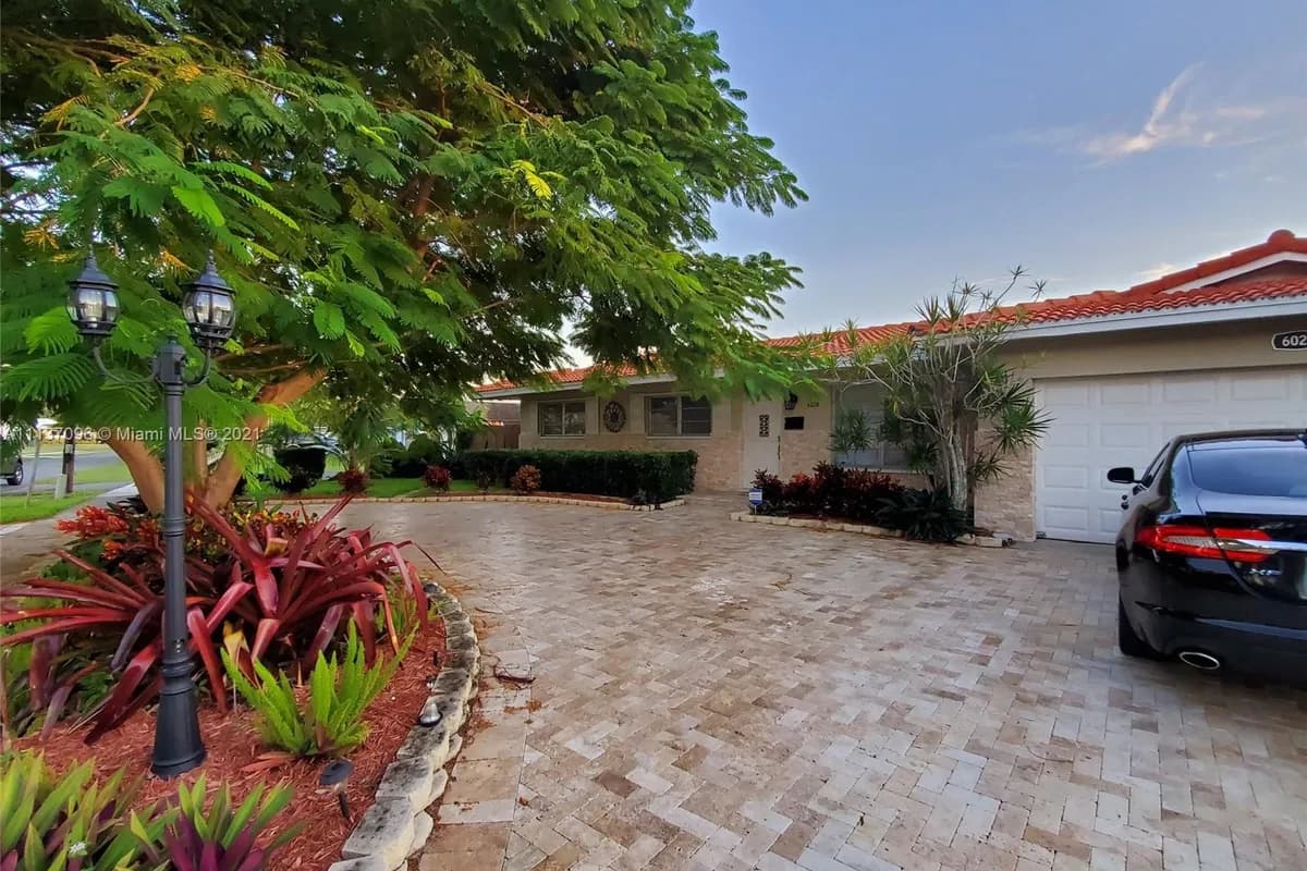 6020 SW 13th St, Plantation FL 33317