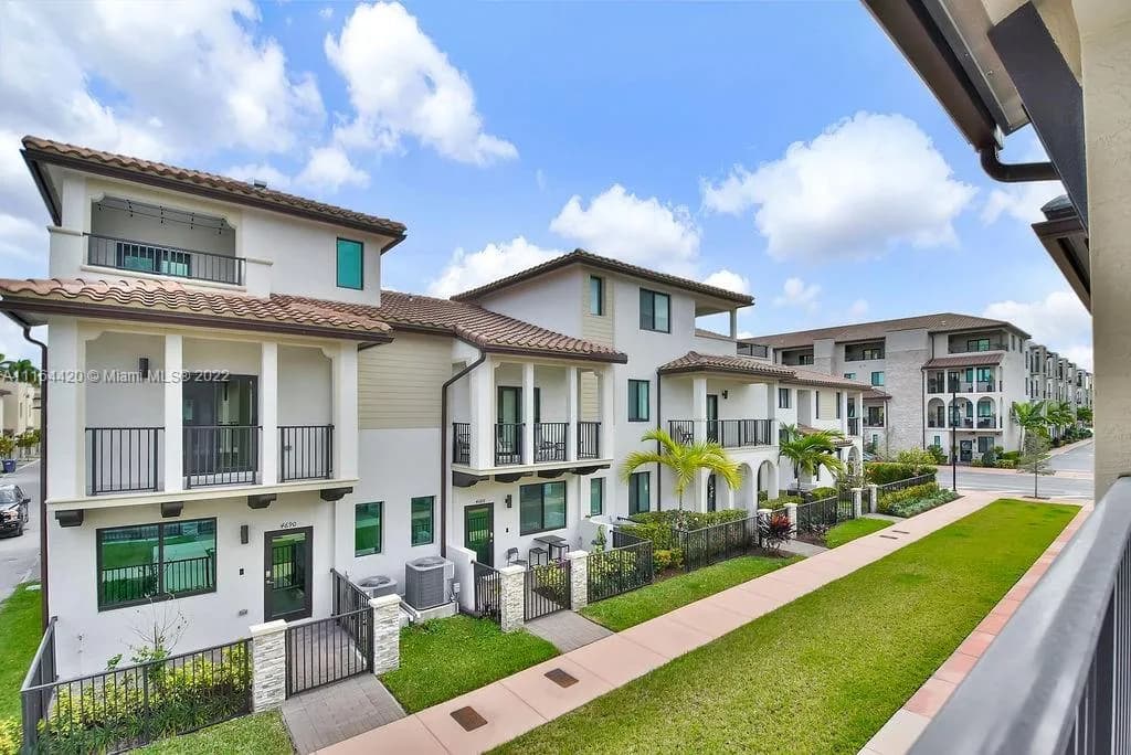 4700 NW 83rd Psge, Doral FL 33166