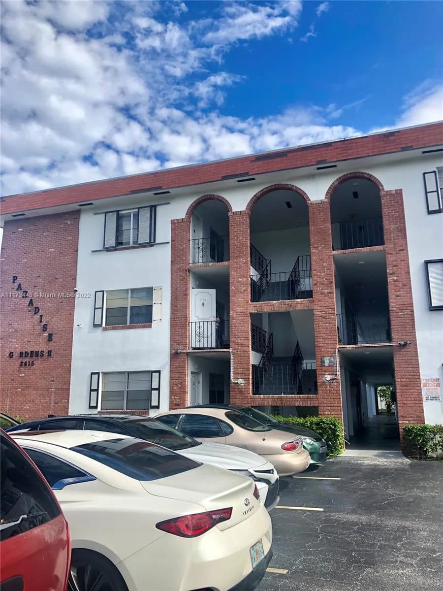 2415 Lincoln St # 204, Hollywood FL 33020