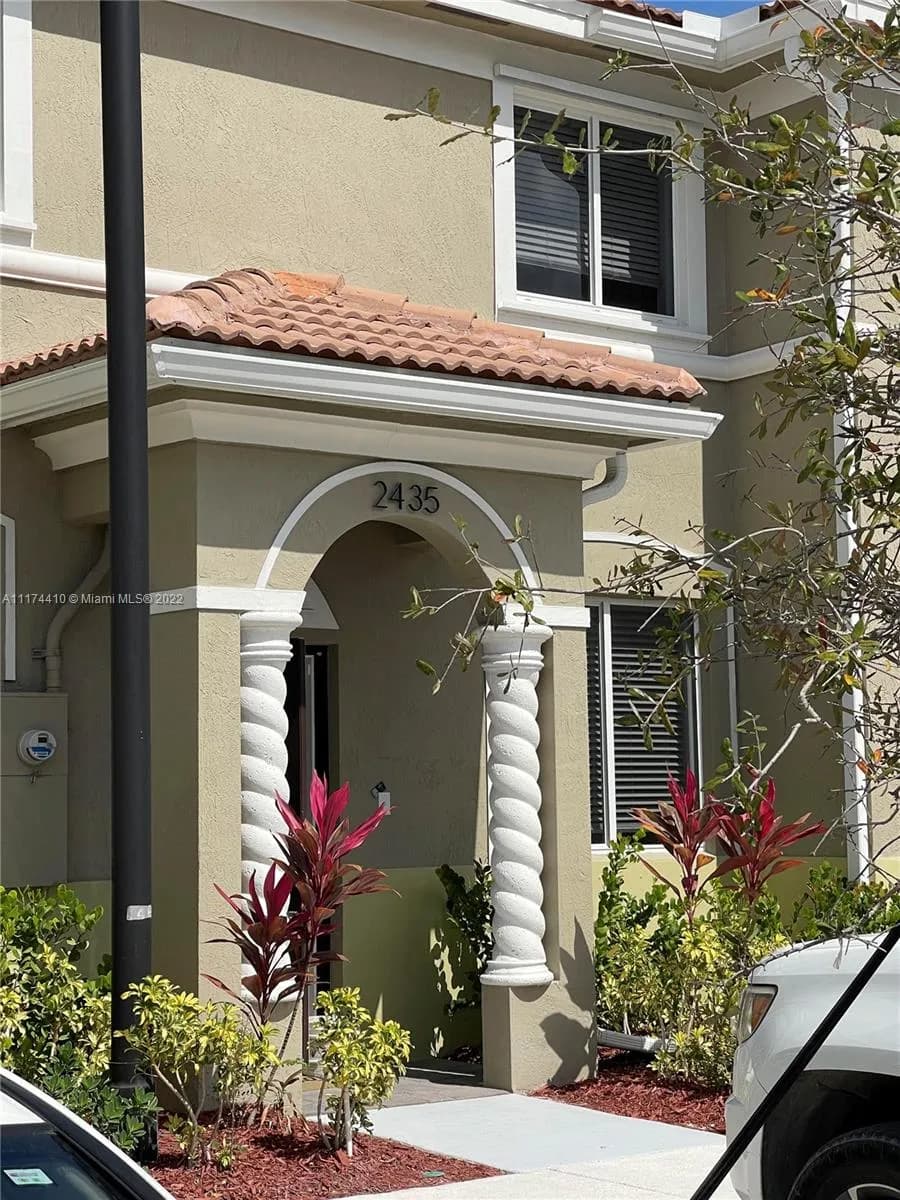 2435 SE 11th St, Homestead FL 33035