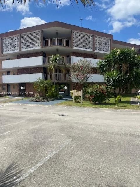 2 bedroom 2 bath for sale at 2901 NW 46th Ave # 408, Lauderdale Lakes FL 33313