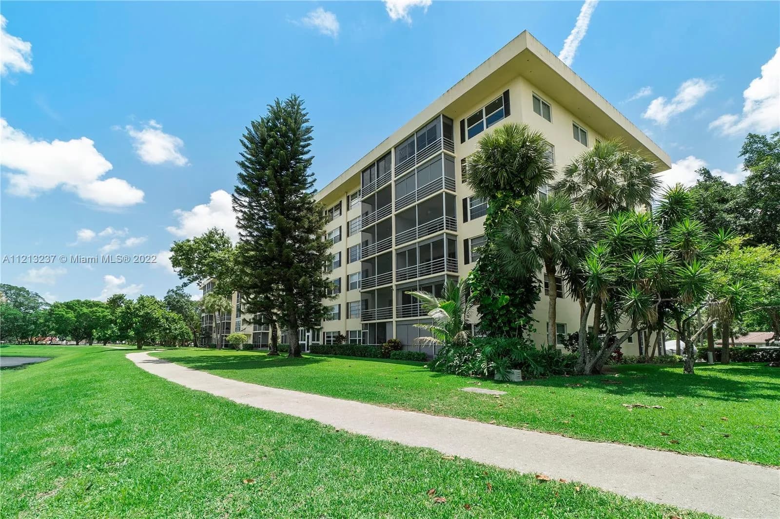2751 N Palm Aire Dr # 404, Pompano Beach FL 33069