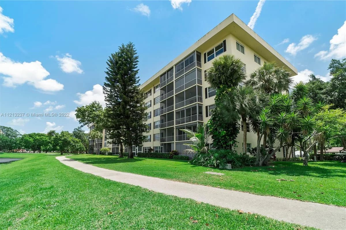 2751 N Palm Aire Dr # 404, Pompano Beach FL 33069