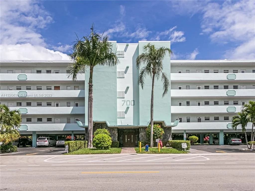 1 bedroom 1 bath for sale at 700 NE 14th Ave # 204, Hallandale Beach FL 33009