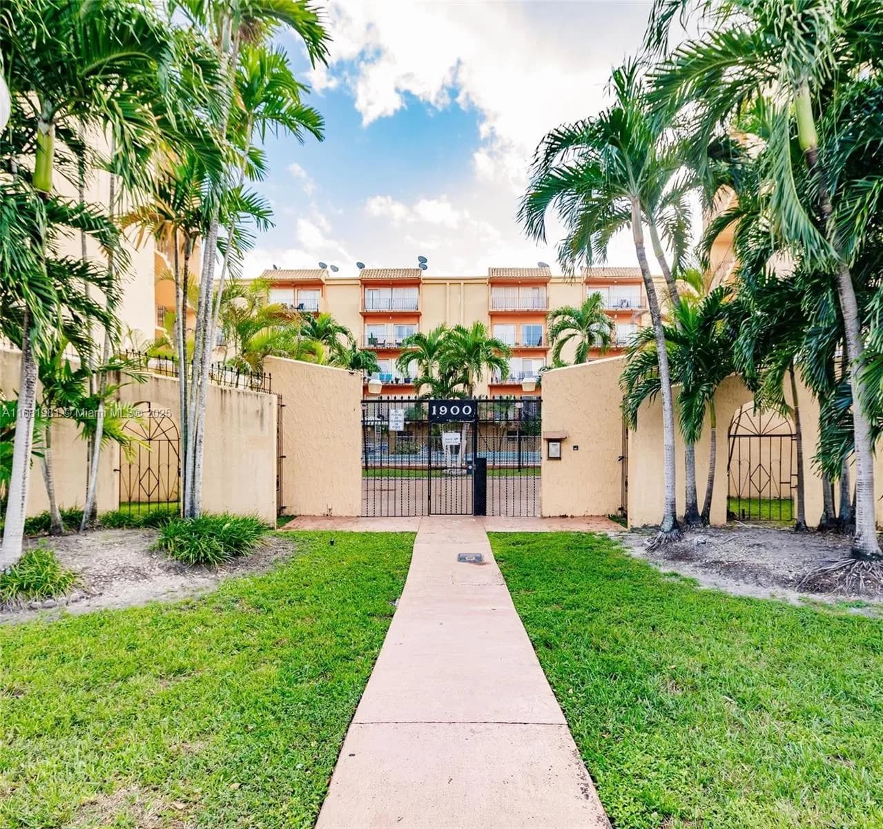 1900 W 54th St # 213, Hialeah FL 33012