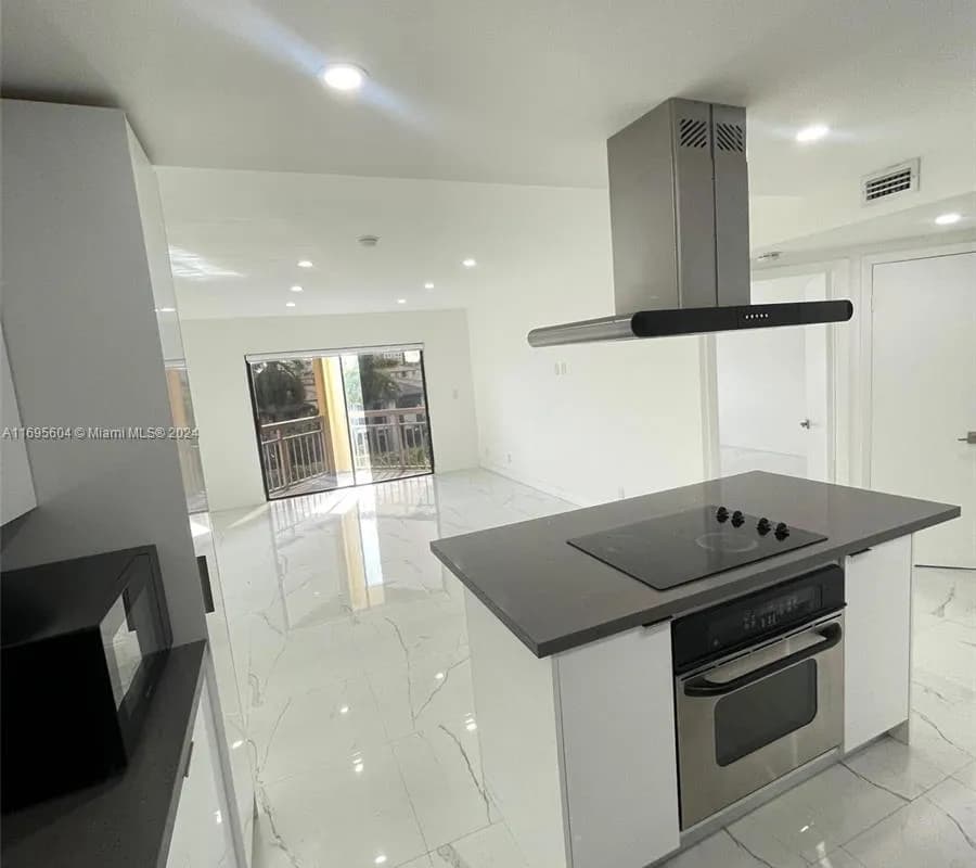 8290 Lake Drive # 427, Doral FL 33166