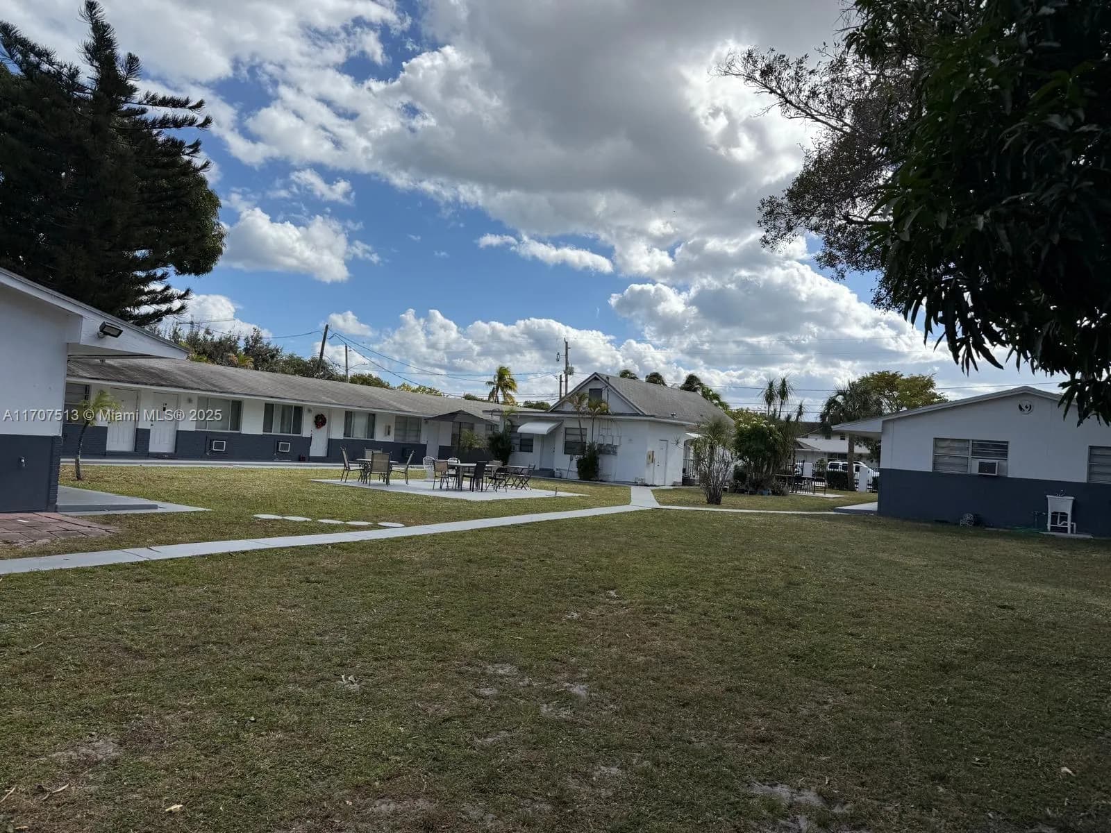 319 NE 2nd ST, Hallandale Beach FL 33009