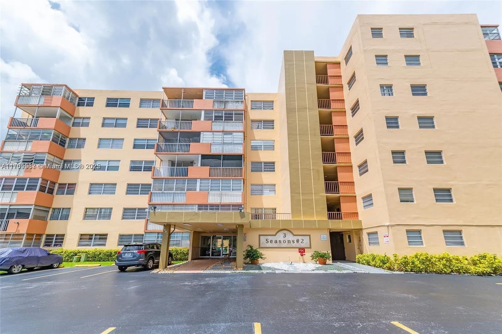 2 bedroom 2 bath for sale at 16400 NE 17th Ave # 707, North Miami Beach FL 33162