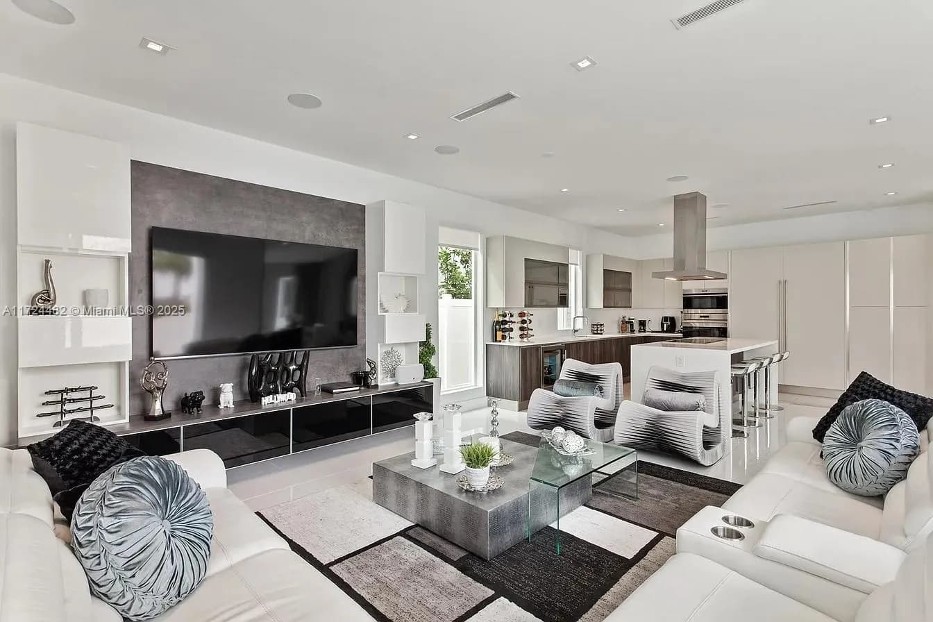 6821 NW 104th Ct, Doral FL 33178