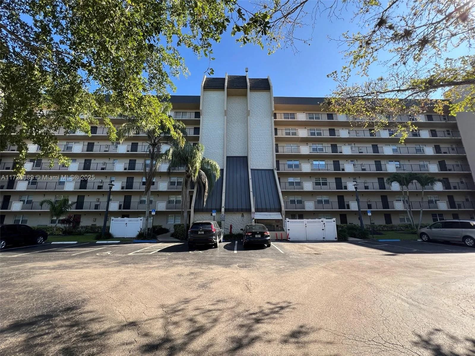 3300 W Rolling Hills Cir # 102, Davie FL 33328