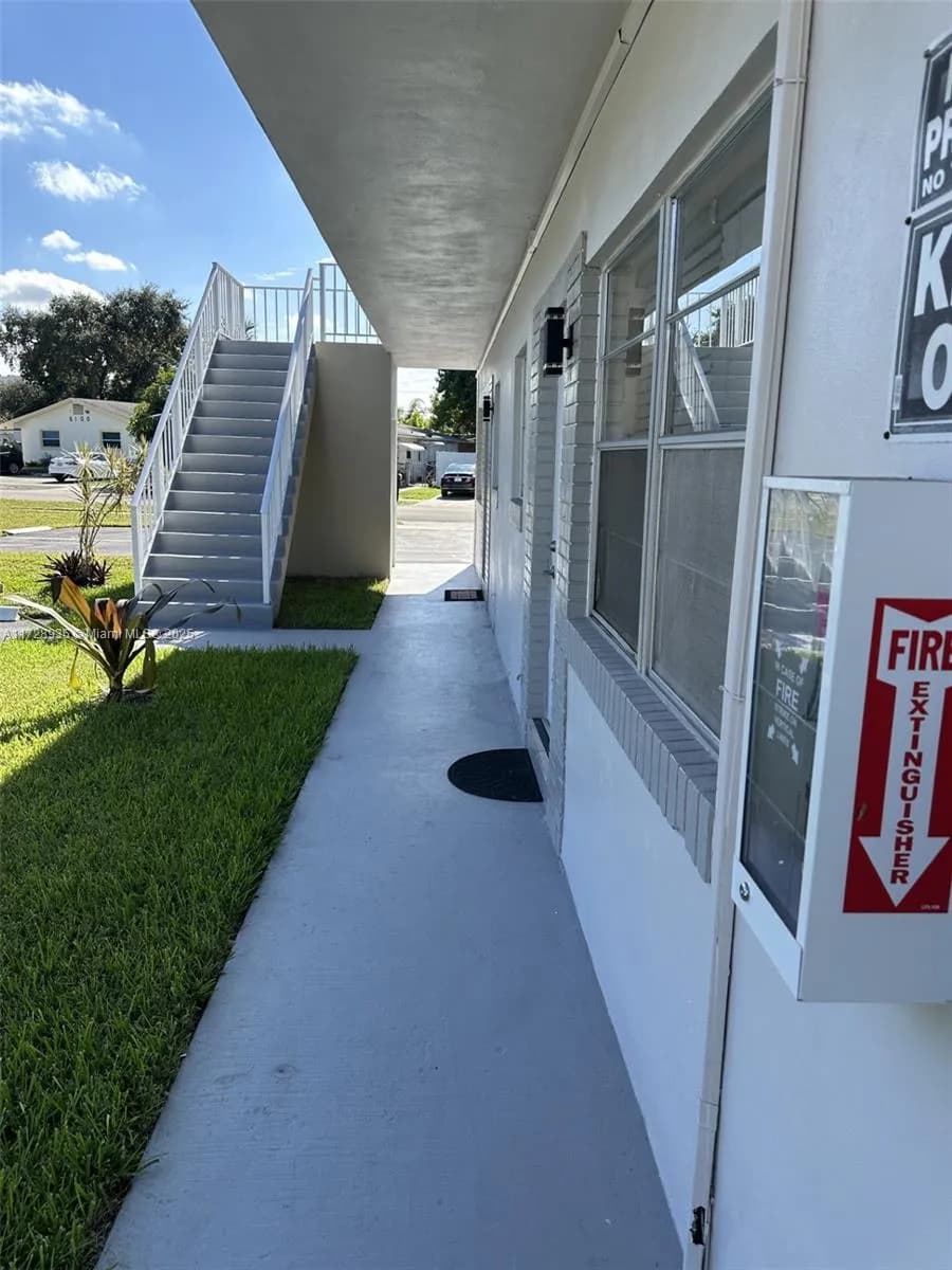 6101 Garfield St, Hollywood FL 33024