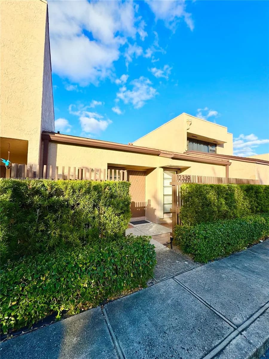 12339 NW 11th Ct, Pembroke Pines FL 33026