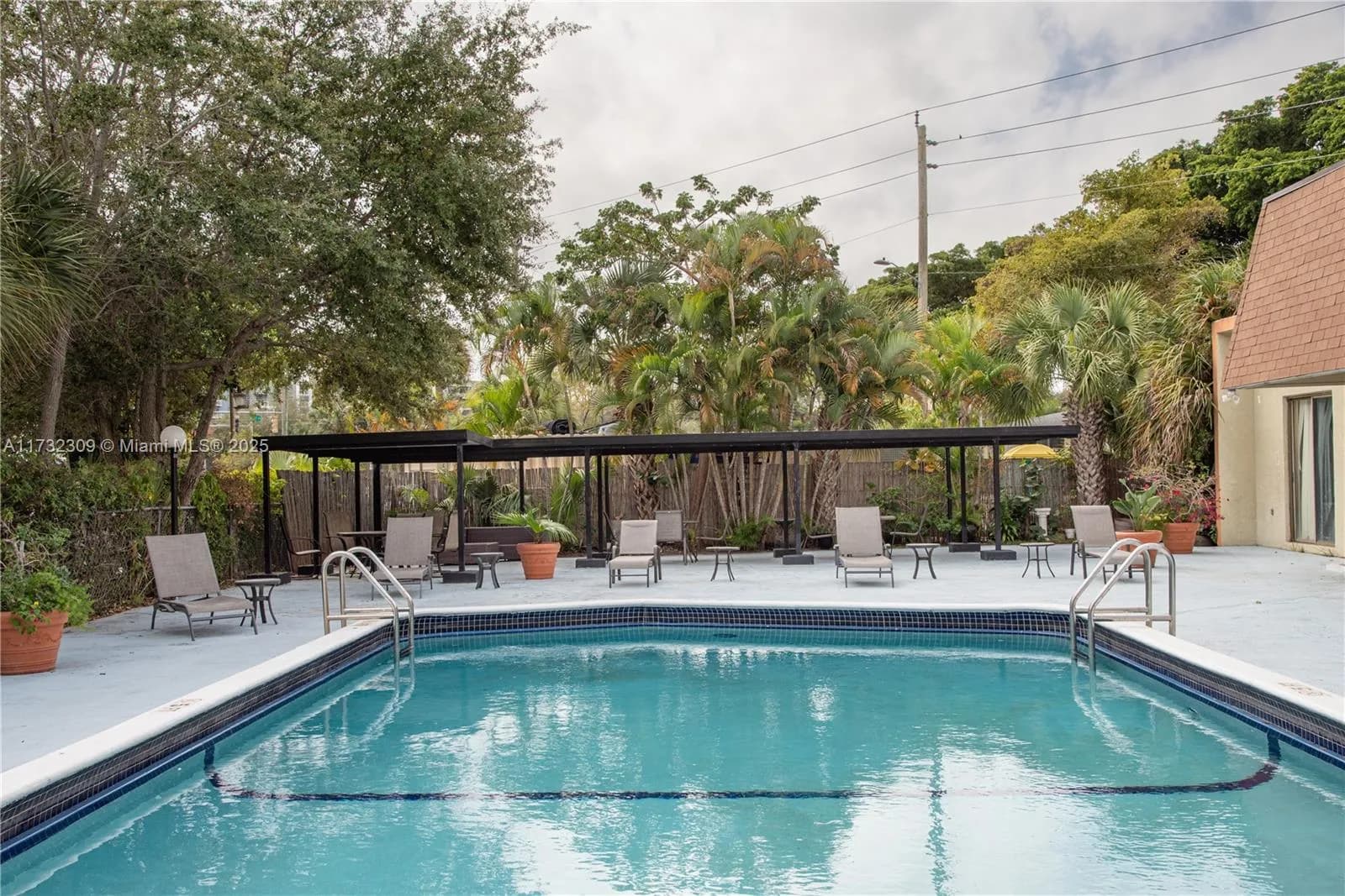 2 bedroom 2 bath for sale at 16950 W Dixie Hwy # B320, North Miami Beach FL 33160