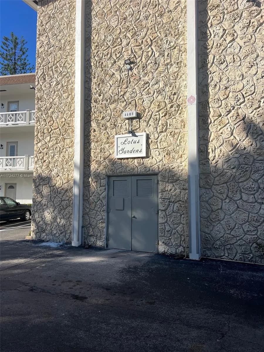 1 bedroom 1 bath for sale at 4805 NW 35th St # 506, Lauderdale Lakes FL 33319