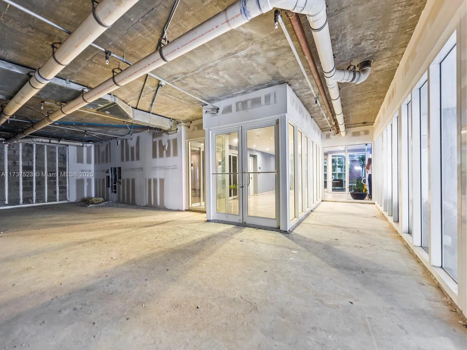 170 SE 14th St, Miami FL 33131